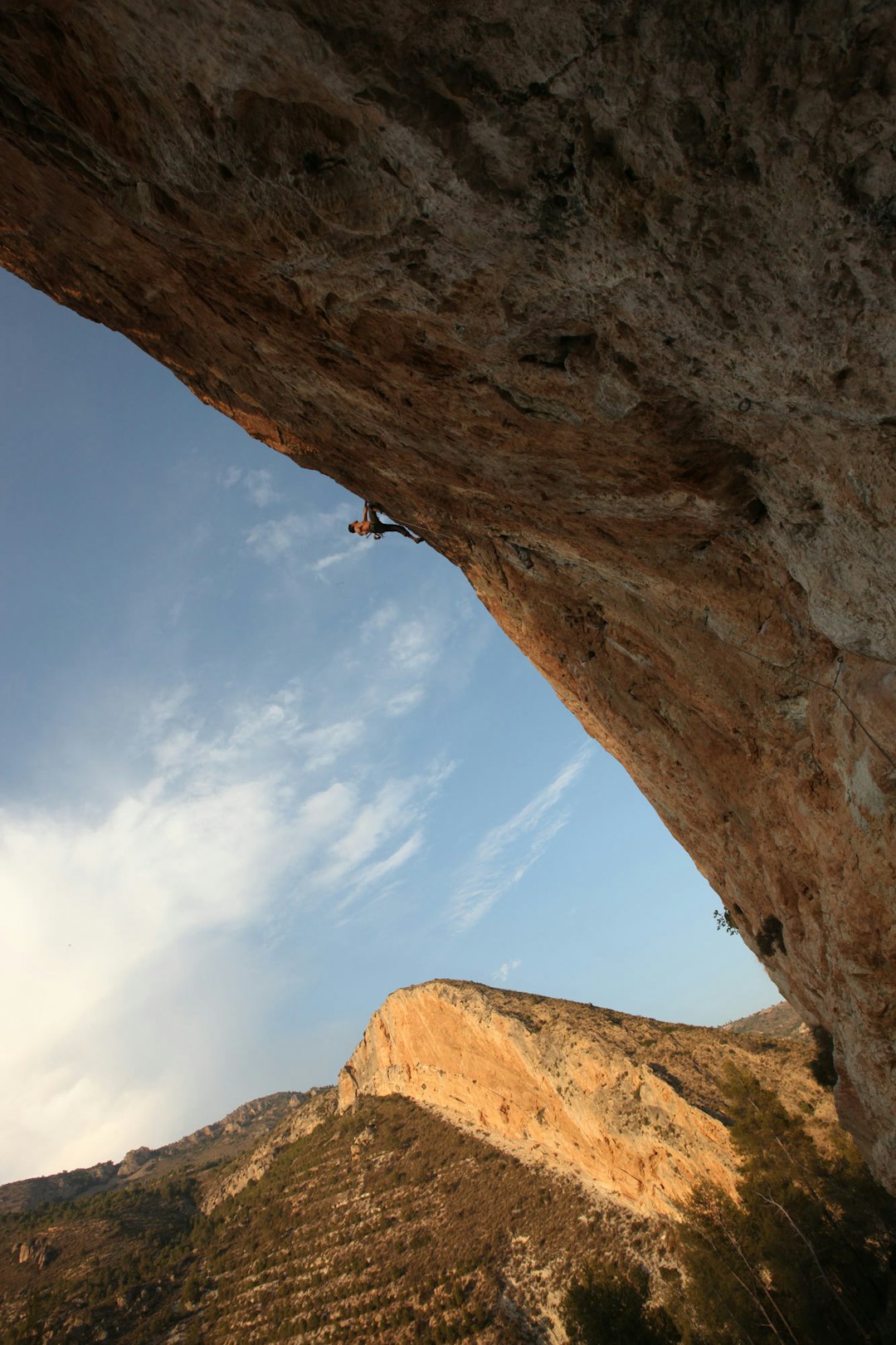 FJELL: Områdene rundt Alicante byr på en mengde klatrefelt. Her klatres 7a+ på Rincon Bello, en halvtime fra Biar. Foto: Dag Hagen IMG_0639_LOWRES
