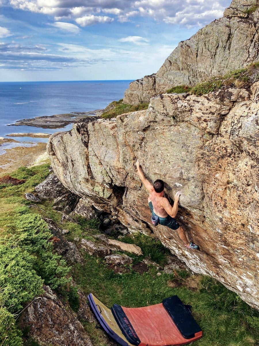 Tor Arne Løvoll på Bombora (7A). Buldring stokkøya