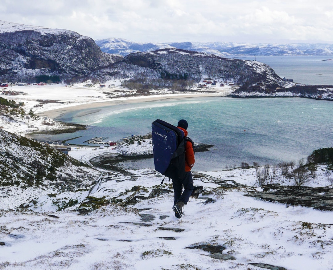 Stines Svenning på Troningfjellet en vindfull vinterdag. buldring stokkøya