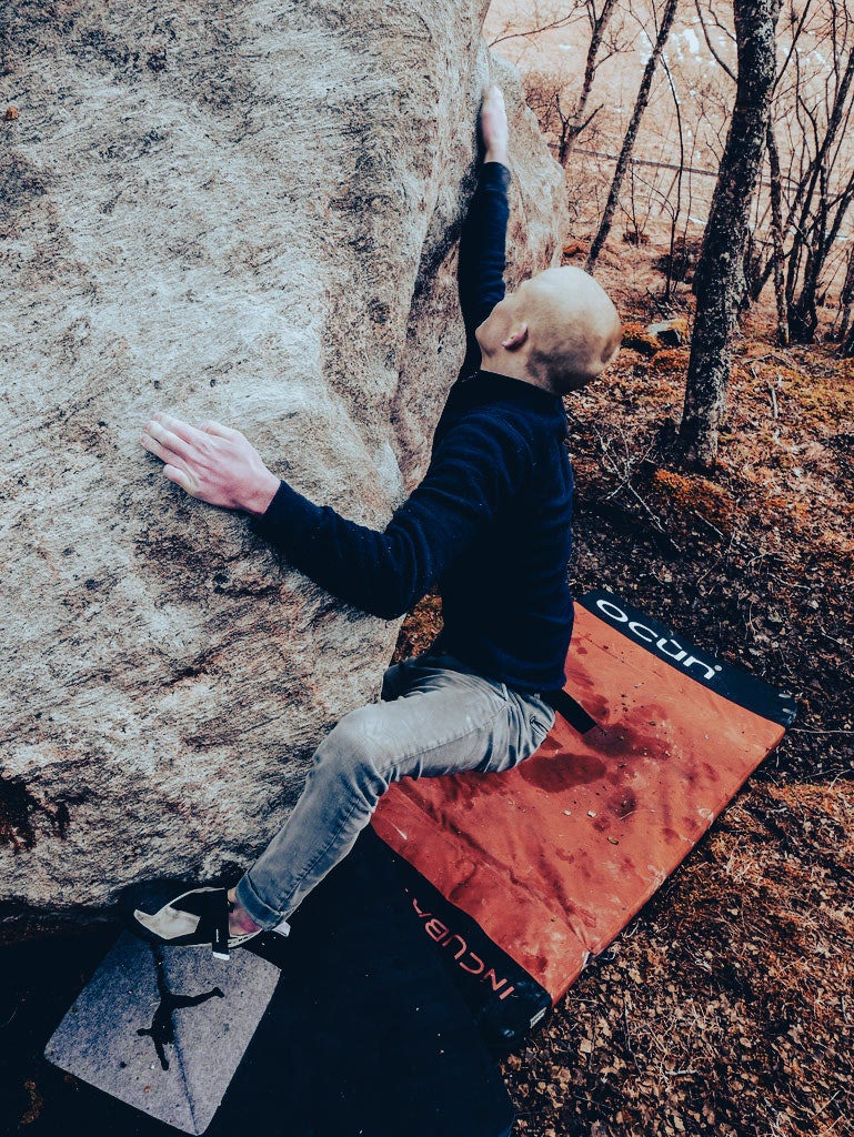 Stines Svenning går «Olsendriver» (6A) som ligger to hundre meter fra Strandbaren. Buldring stokkøya