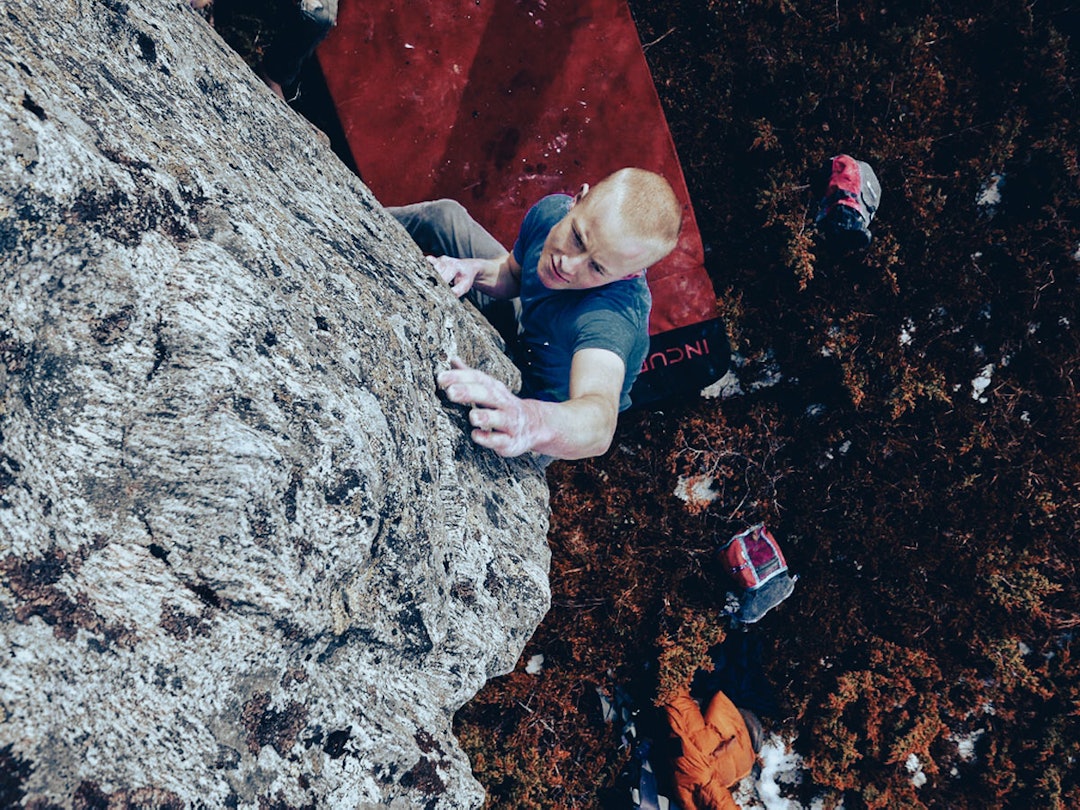 Stines Svenning går «Sprø i nøtta» (5+) som er et av flere barnevennlige bulder på Middagshaugen. Buldring stokkøya