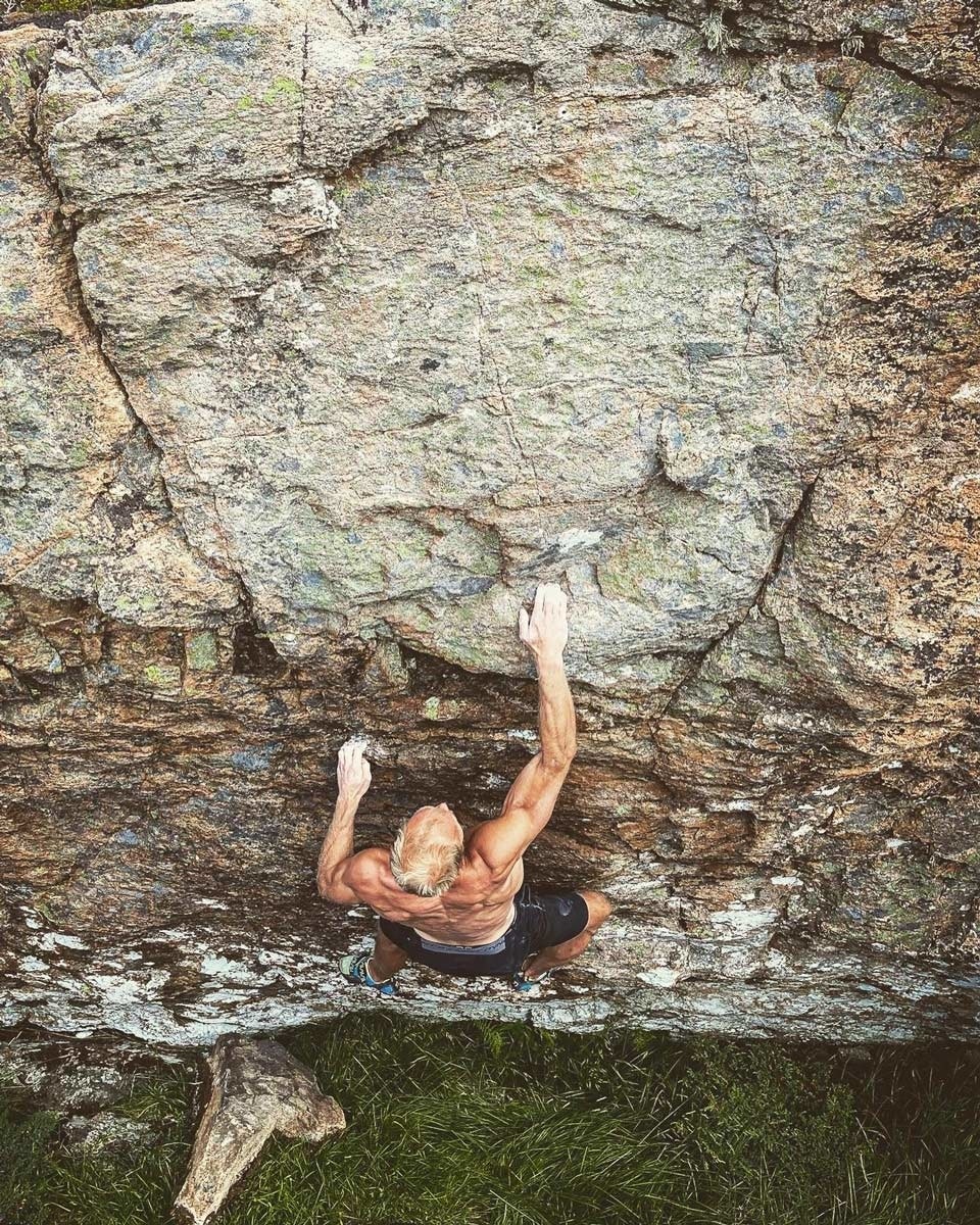 Marius Grimsæth tuner formen og brunfargen på «Bombora» 7A på Troningfjellet. buldring stokkøya