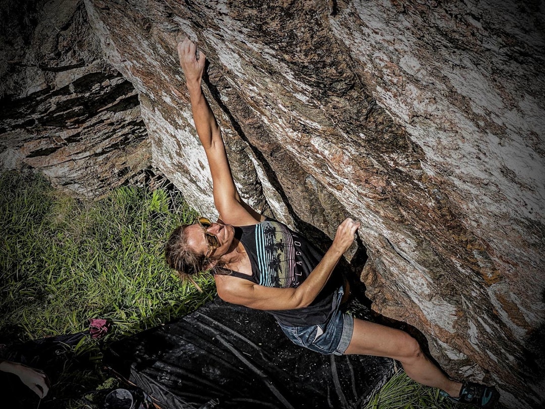 Susanna Grimsæth flexer på «Trøndertaco» (5+) på Troningfjellet. Buldring stokkøya