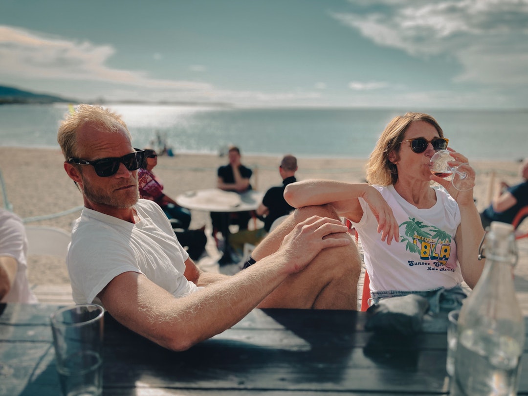 Marius og Susanne Grimsæth restituerer seg på Strandbaren etter bulderøkten. buldring stokkøya