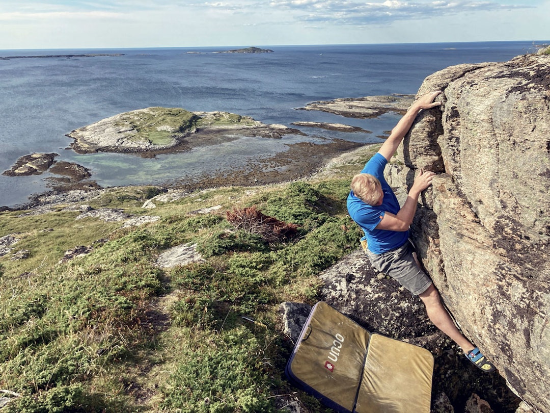 Rune Kvalsnes førstebestiger «Bad Ass» (5+). Buldring stokkøya