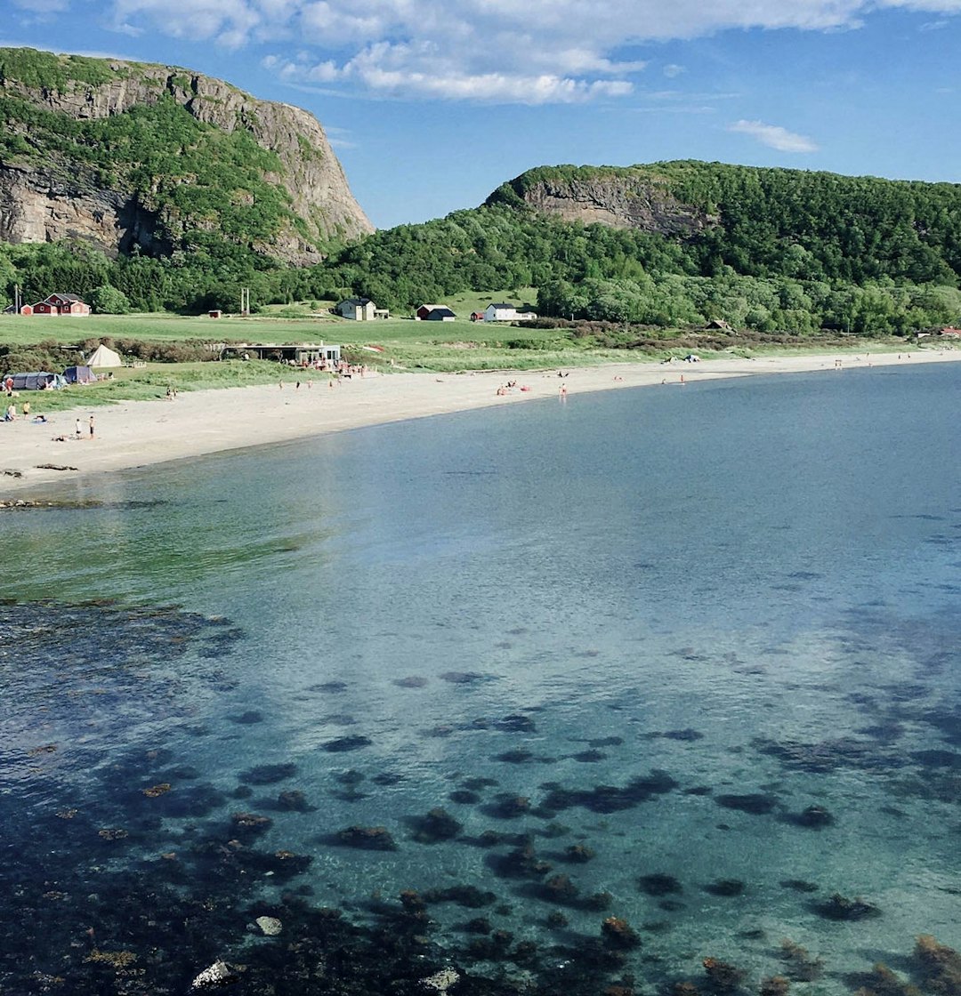 Hosnastrand med Strandbaren og Stokkøya Strandhotell. buldring stokkøya