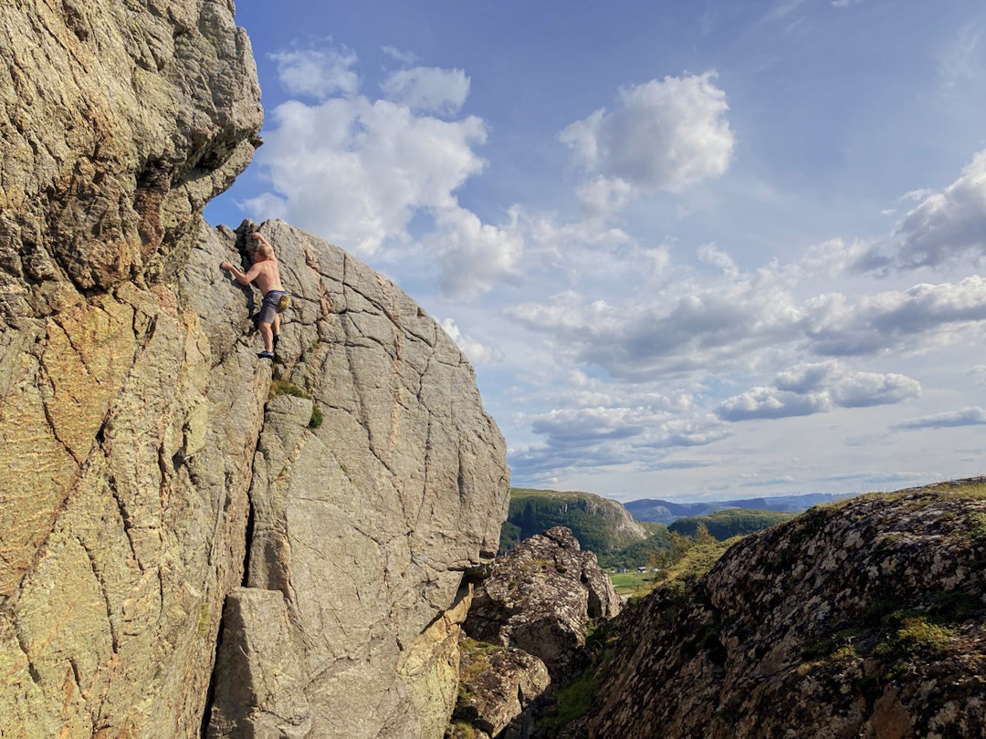 VPG gründer Rune Kvalsnes er vant til å go big in business. Her går han big opp Dragerisset (4) som er en populær topptaurute. Det er enkelt å sette kileanker på toppen. Buldring stokkøya