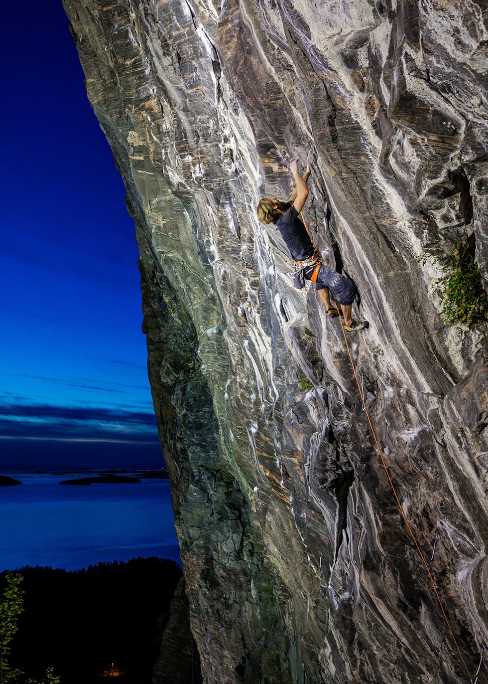 HARDT: Håvard Jendem klatrer Blodig Alvor (9) i flombelysning. Foto: Terje Aamodt