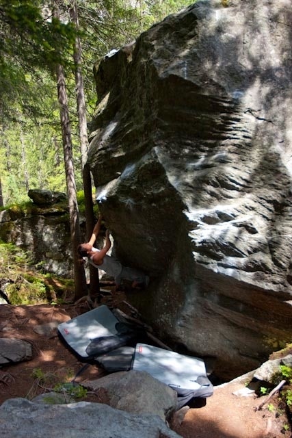 Camilla Gjørtz prøver seg på en 7A langt inne i skogen. Foto: Dag Hagen