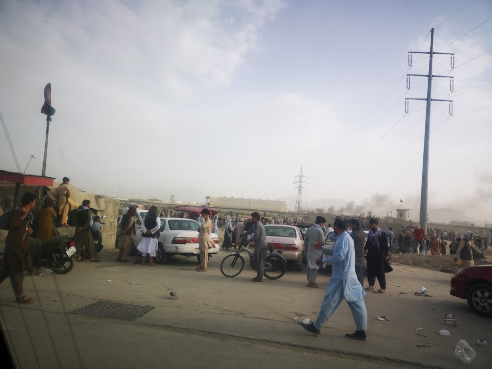 KAOS: Det var mye kaos og usikkerhet på flyplassen i Kabul. Foto: Kaisa Markhus IMG_20210817_165848
