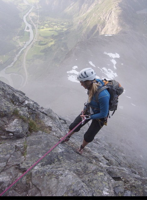 Tyri Hustad Stugu på nest siste rappell på Nordveggen på Romsdalshorn. Foto Dag Hagen tyrihornet
