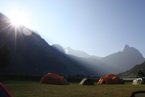 Romsdalshorn til høyre og Vengetindene til venstre. Foto Dag Hagen hornetcamping