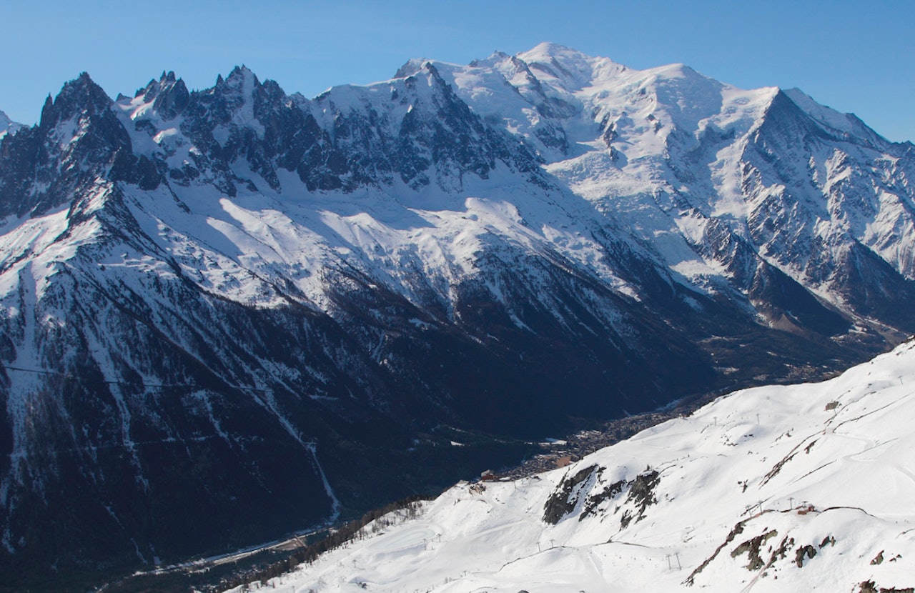 Det er bratt nok for folk flest i Chamonix. Her med utsikt fra Flegere mot Mt. Blanc (den høyeste toppen til høyre for midten av bakgrunnen) og Aiguille du Midi. Foto: Tore Meirik