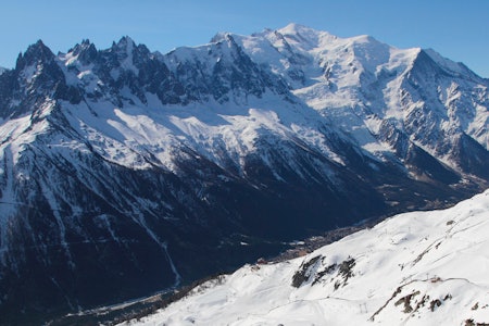 Det er bratt nok for folk flest i Chamonix. Her med utsikt fra Flegere mot Mt. Blanc (den høyeste toppen til høyre for midten av bakgrunnen) og Aiguille du Midi. Foto: Tore Meirik