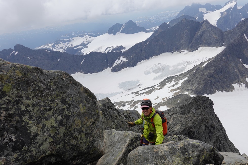 Sigbjørn i sitt rette element på vei opp til Storen. Foto: Harald Magnussøn. Storen, Store Skagastølstind