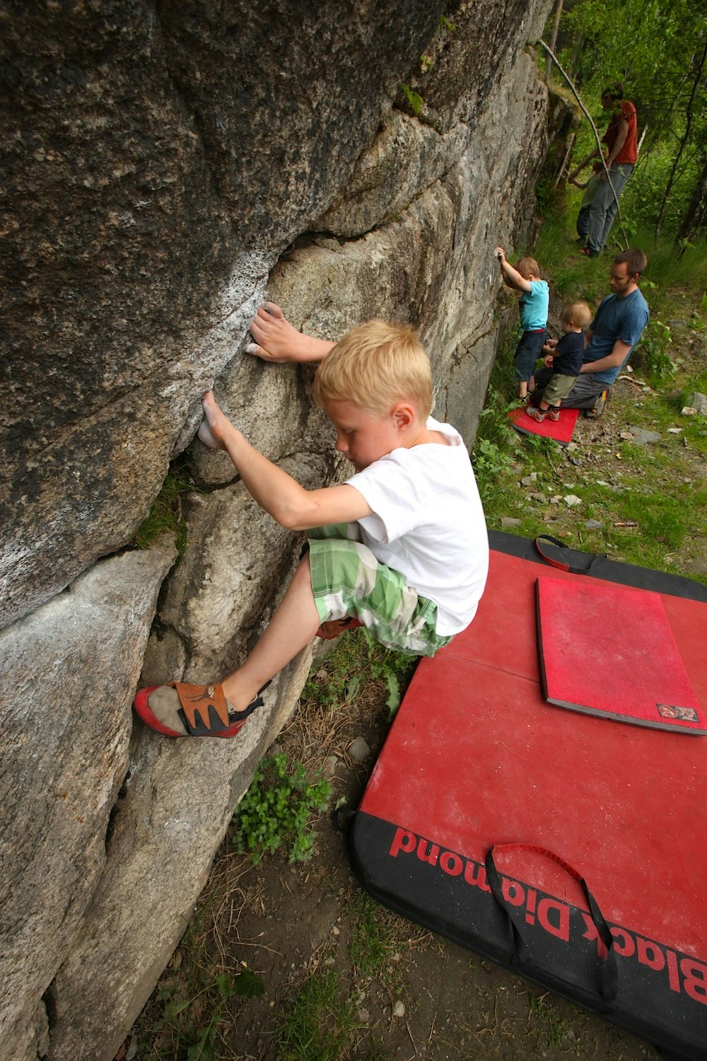 Barnehageveggen: Trym Landmark tar i. Foto: Dag Hagen trym barnehageveggen