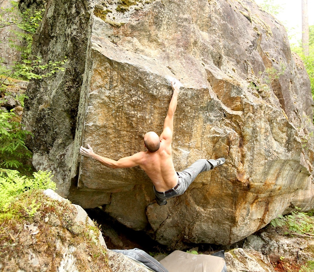 Hel stein: Artikkelforfatteren lander cruxbevegelsen på sin egen bulder Pulsar (7C). Foto: Erik Henningsen dagpulsar