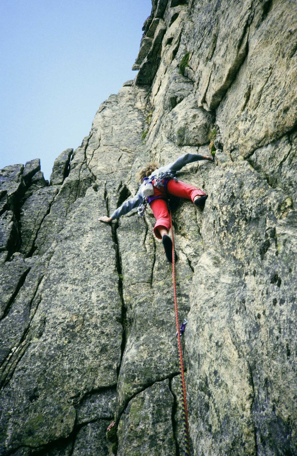 Først opp: Hans Christian Doseth klatrer Sørveggen, Mohns Pinakkel (7-). Foto: Tore Lundberg