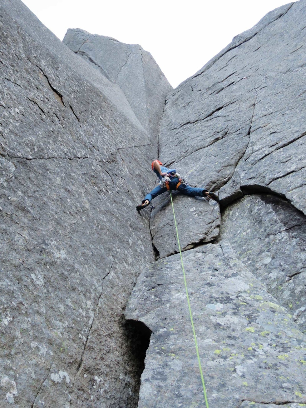 TEKNISK KLATRING: A2+ kan være vanskelig uten taustiger og annet teknisk klatreutstyr. Her tester Martin Skaar Olslund ut Genius Locis cruxtaulengde med bare et frirack og messingkiler på selen. Foto: Torbjørn Solheim Storpillaren-3