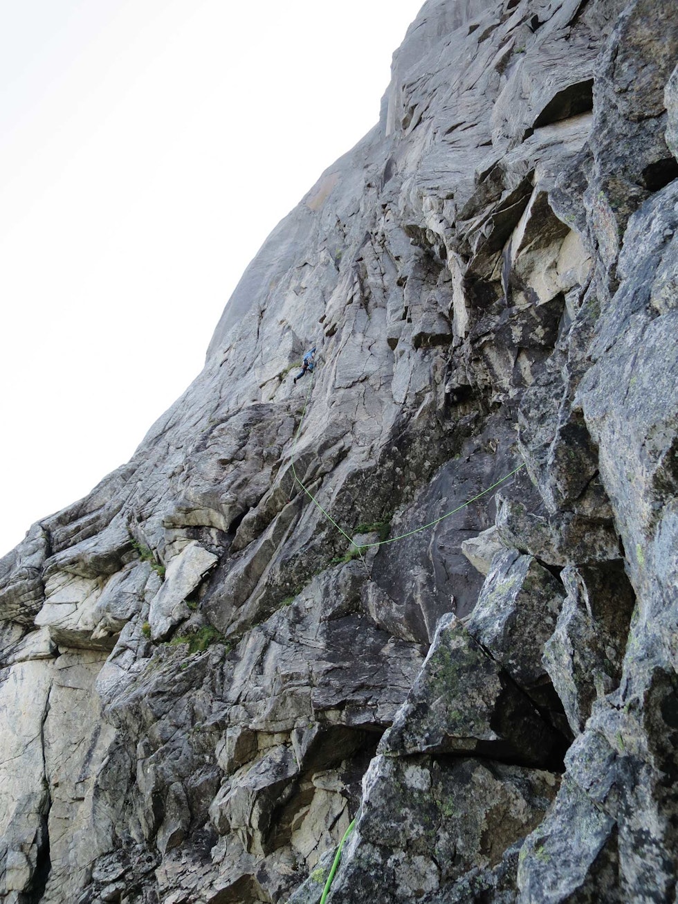 FØRSTE TAULENGDE: Direktestarten til både Genius Loci og Freya går gjennom bratt og uklatret terreng. Foto: Torbjørn Solheim Storpillaren-5