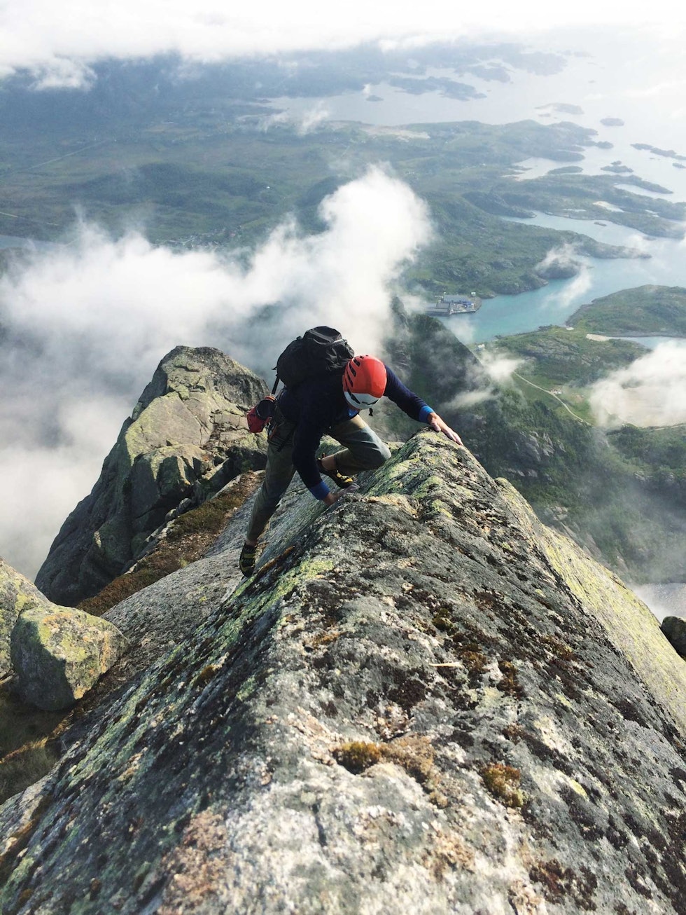 TOPPEGGEN: Torbjørn Solheim topper ut Storpillaren kl 09.30 på morgenen. Etter en kald og klar natt, begynner skyene å samle seg rundt fjellet, og det gjelder å komme seg ned. Foto: Martin Skaar Olslund Storpillaren-6