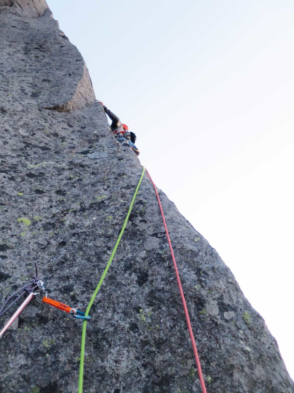 INN I DET UKJENTE: Med tauet klippet innom en av standplassboltene og hammeren på selen, våger Martin Skaar Olslund seg inn i A3+-terreng på Freyas cruxtaulengde. Foto: Thomas Meling Storpillaren-8