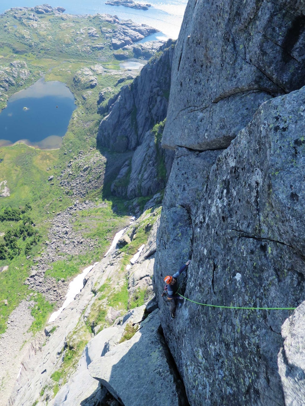 DØDSTAULENGDE: Etter en liten blund på Bivyhylla, heves påny adrenalinnivået på en helt usikret taulengde av grad 6+. På bildet følger Thomas Meling. Foto: Martin Skaar Olslund Storpillaren-10