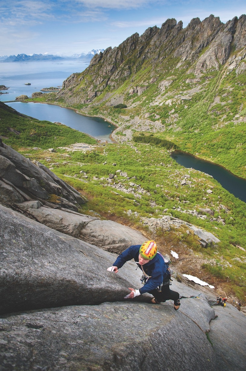 Djupfjorden: Utsikten fra Bare Blåbær er slettes ikke dårlig. Halstein Hoftun på 3. taulengden. Foto: Jonas Dahlstrup Bare Blåbær