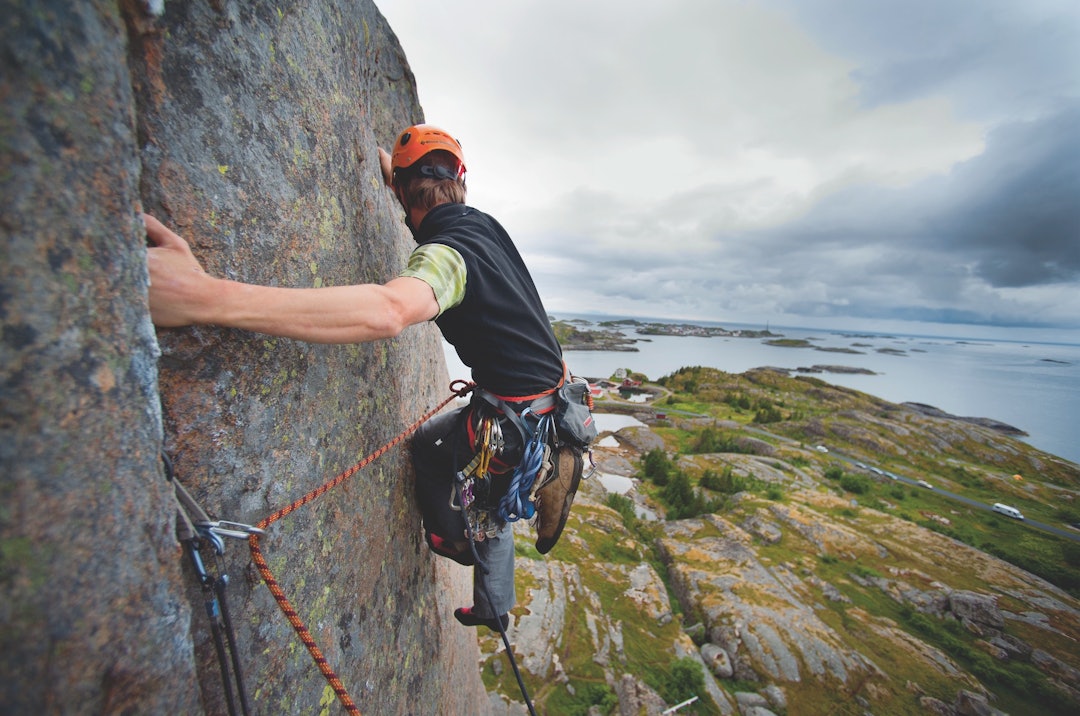 Henningsvær der bak: Simon Svendsen rett ut fra standplass på Gamle Rev (6, 2 tl.), Gandalfveggen. Foto: Jonas Dahlstrup Henningsvær der bak: Simon Svendsen rett ut fra standplass på Gamle Rev (6, 2 tl.), Gandalfveggen. Foto: Jonas Dahlstrup
