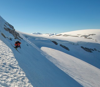 SOMMERTERRENG: I sida over Styggevatnet i Jostedalen finner du ikke bare snø langt ut over sommeren, men også kult skiterreng. Ivar Løvik er lokal og vet å benytte seg av godsakene. Foto: Håvard Nesbø Sommerski Jostedalen