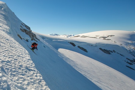 SOMMERTERRENG: I sida over Styggevatnet i Jostedalen finner du ikke bare snø langt ut over sommeren, men også kult skiterreng. Ivar Løvik er lokal og vet å benytte seg av godsakene. Foto: Håvard Nesbø Sommerski Jostedalen
