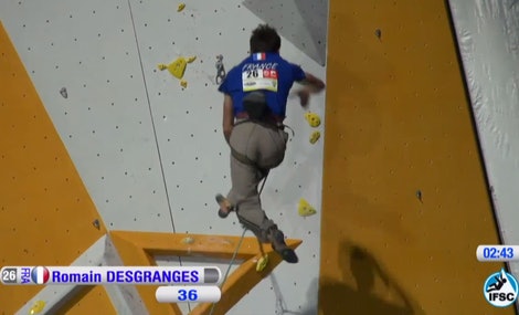 Franske Romain Desgranges idet han faller av ved cruxet. Foto: Skjermdump/ifsc-climbing.org