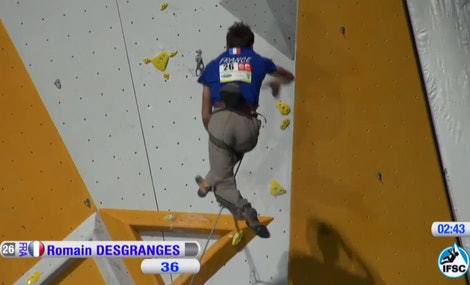 Roimain Franske Romain Desgranges idet han faller av ved cruxet. Foto: Skjermdump/ifsc-climbing.org