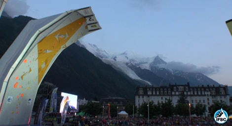 Solen har senket seg før finalen i Chamonix, Frankrike. Foto: Skjermdump/ifsc-climbing.org