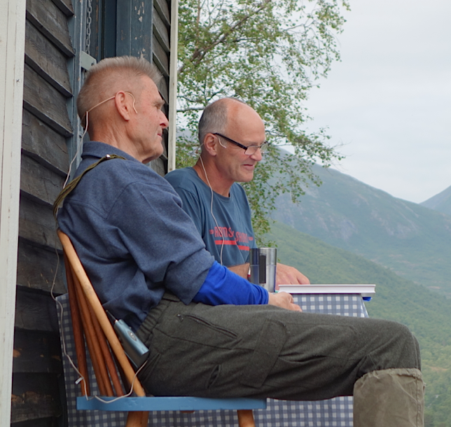 Trivelig: Det ble god stemning på Skorgedalsbu, selv om Aasheim knapt kom til orde. Ordstyreren var nok Nils Faarlund, og en må vel si at det var han som tok de fleste stikk. Men Aasheim gikk antagelig bevisst ikke inn i noen tvekamp med Faarlund – han prøvde vel heller å belyse de viktigste sidene ved hans filosofi, noe han absolutt lykkes med. Mon tro om Aasheim bretter opp erma ved et eventuelt neste møte? Foto: Dag Hagen