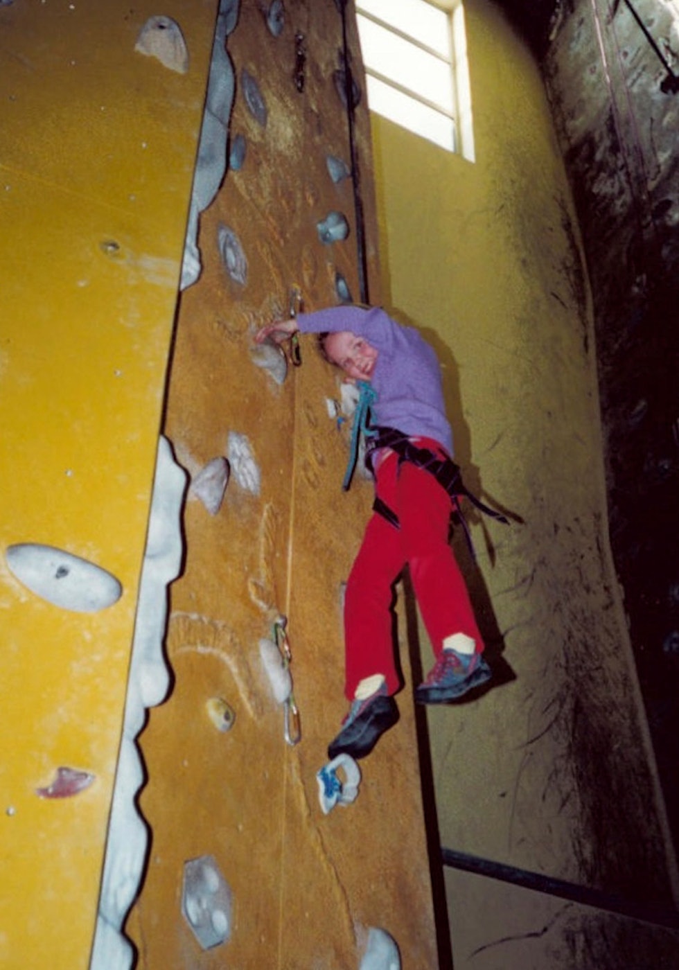De første steg: Tina i veggen for første gang, på Villmarkshuset i 2001. Foto: Ada Johnsen Tina-Johnsen-Hafsaas-2