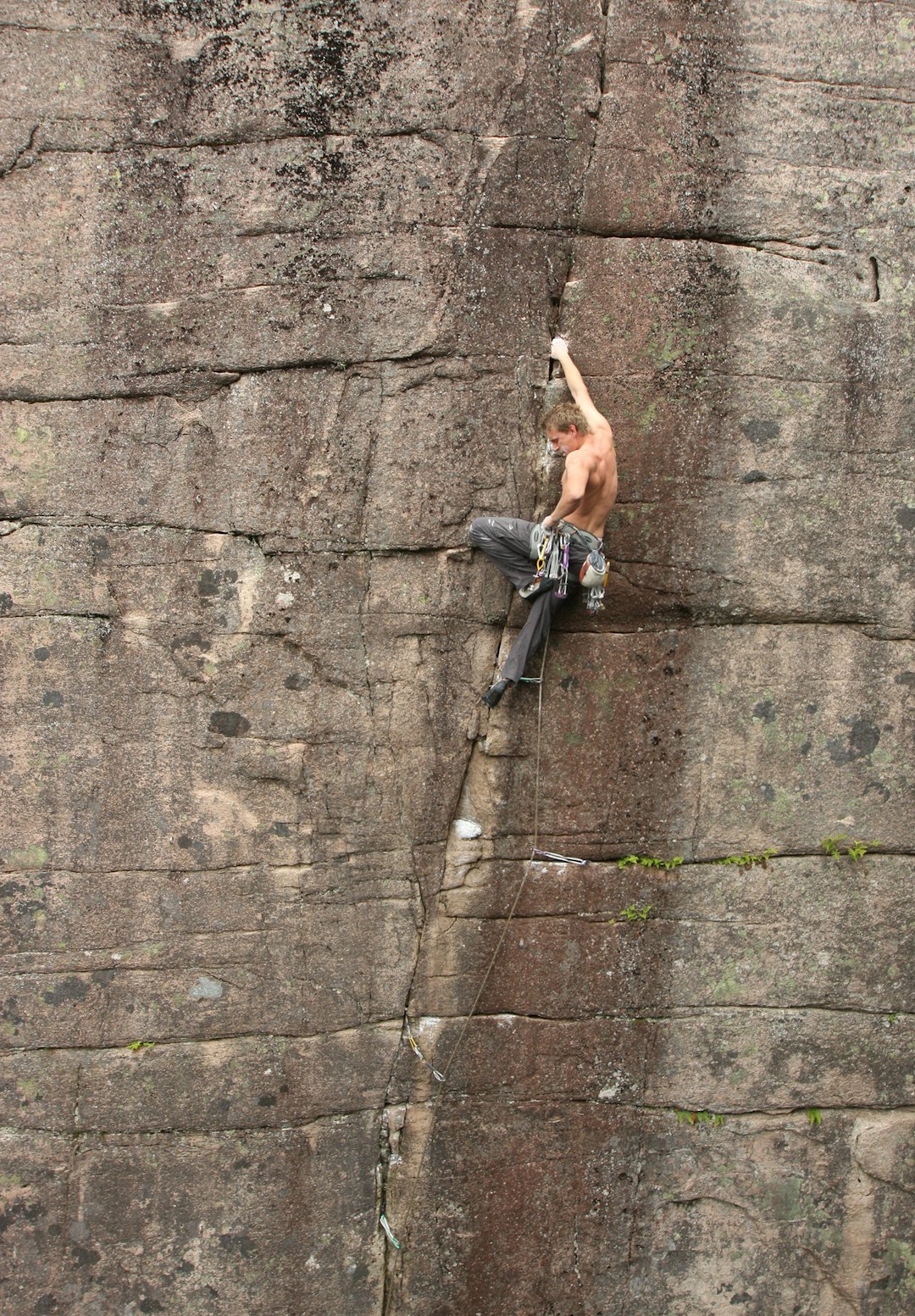 EN HARDING: Kontoristen (7+) formelig ber om å bli klatret! Klatrer: Øystein K. Johnsen. Foto: Dag Hagen