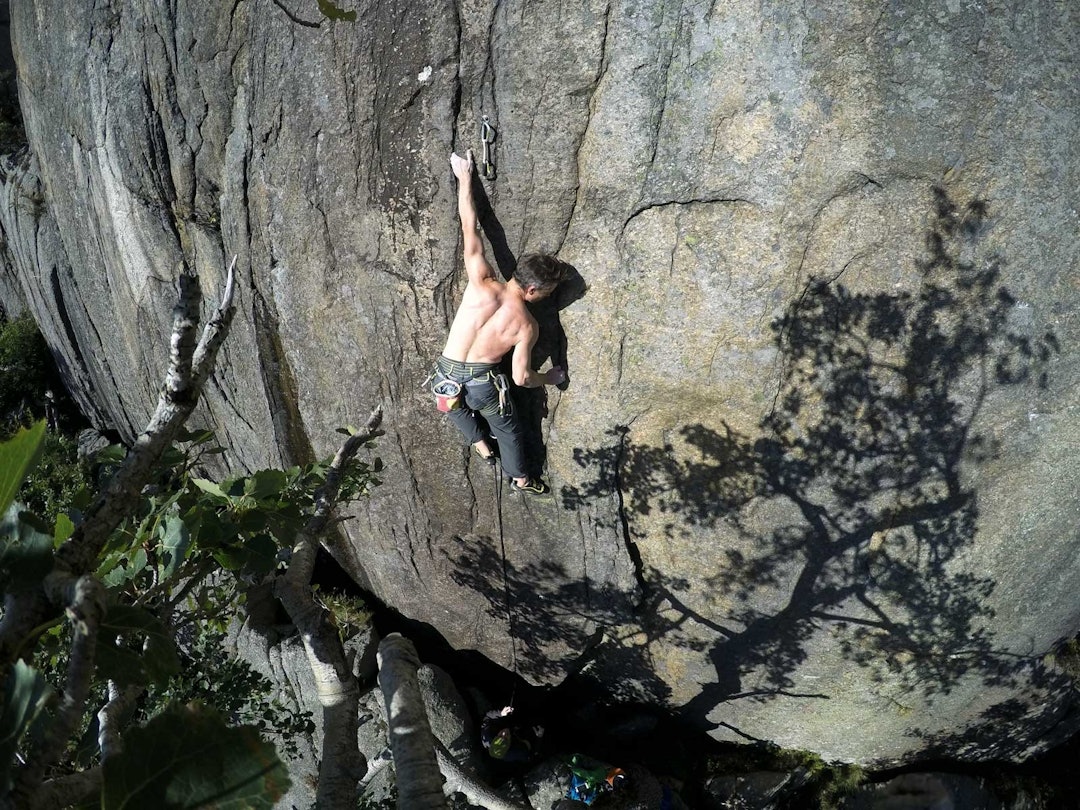 Sjelden: Jon Egil Auestad på Megalomani (8-), en av Dale-rutene som får få bestigninger. Foto: Auestad (selfie med GoPro Daleintegralen-Jon-Egil-Auestad-3