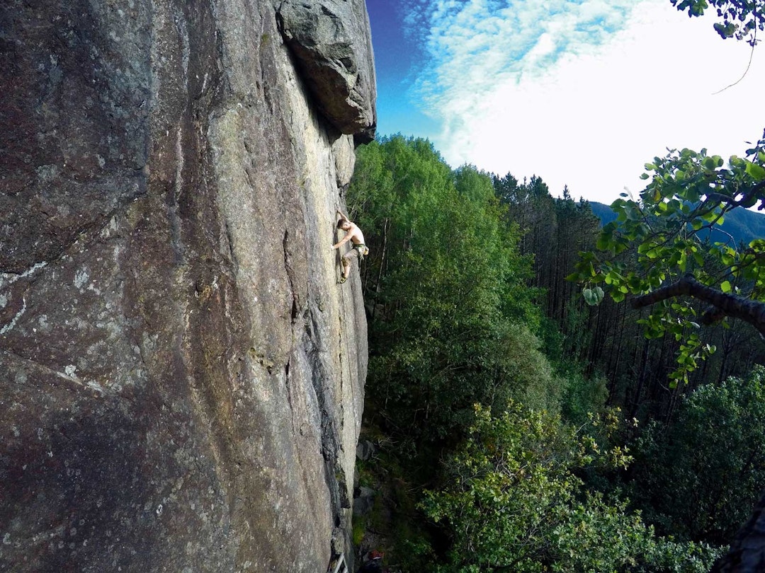 Minneverdig: Jon Egil Auestad på Psycomaniaque (7+/8-), en Dale-rute som omtrent aldri er repetert, kanskje på grunn av navnet. Foto: Auestad selfie med gopro Daleintegralen-Jon-Egil-Auestad-5