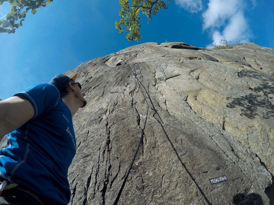 Multitasking: Jon Egil Auestad sikrer og knipser Øyvind Salvesen på Megalomani (8-). Foto: Jon Egil Auestad Daleintegralen-Jon-Egil-Auestad-8