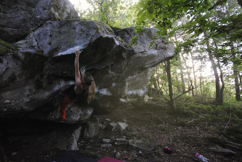 BUKSETESTING: Eirin Breie tester klatrebuksa ved å gå Nillesand (6C+) en sommerkveld. Foto: Christian Thorjussen