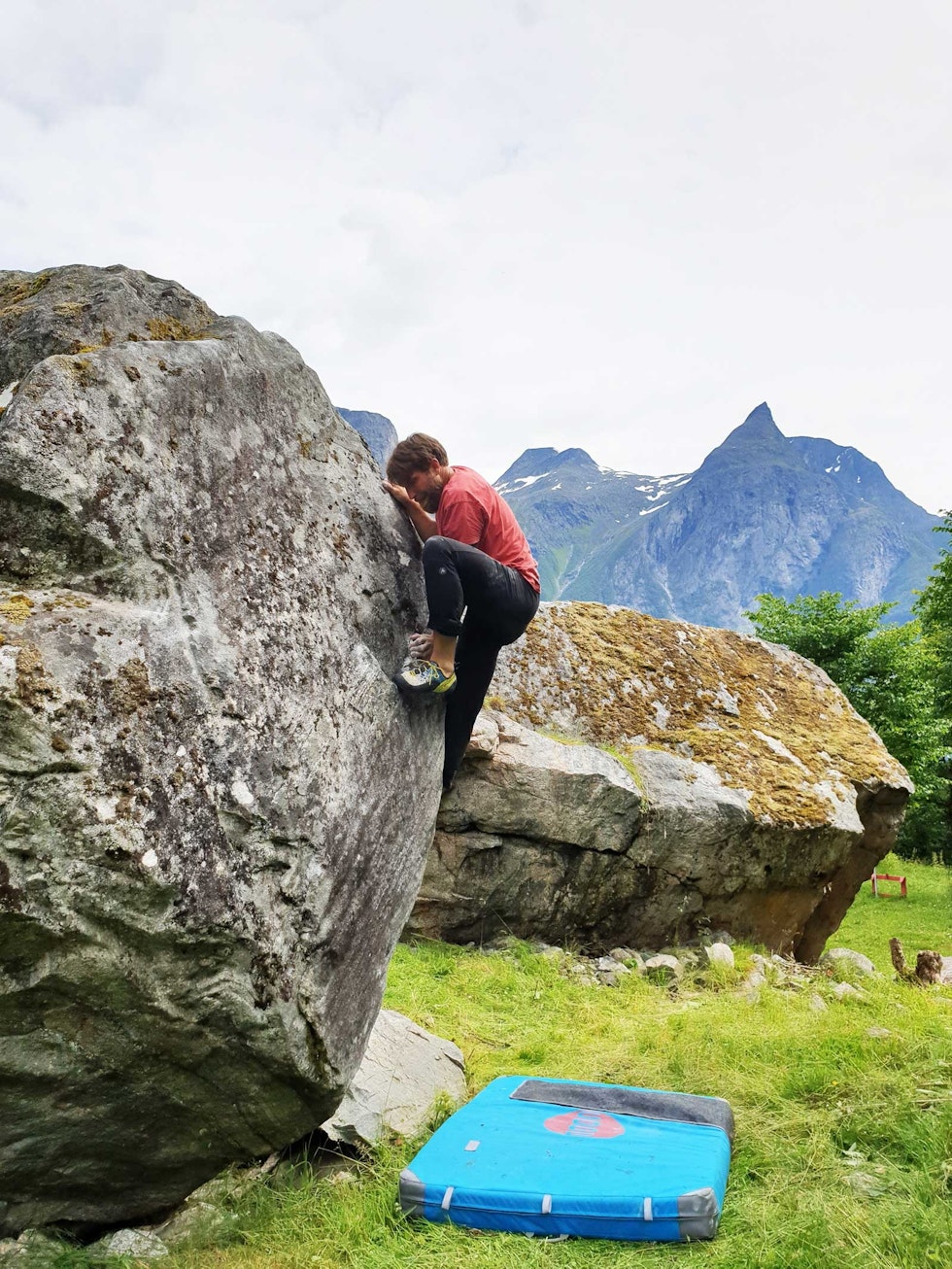 Først opp: Tommy klatrer Ekorntrusa (5) på Hatlenæta. Foto: Jarle Haagenrud