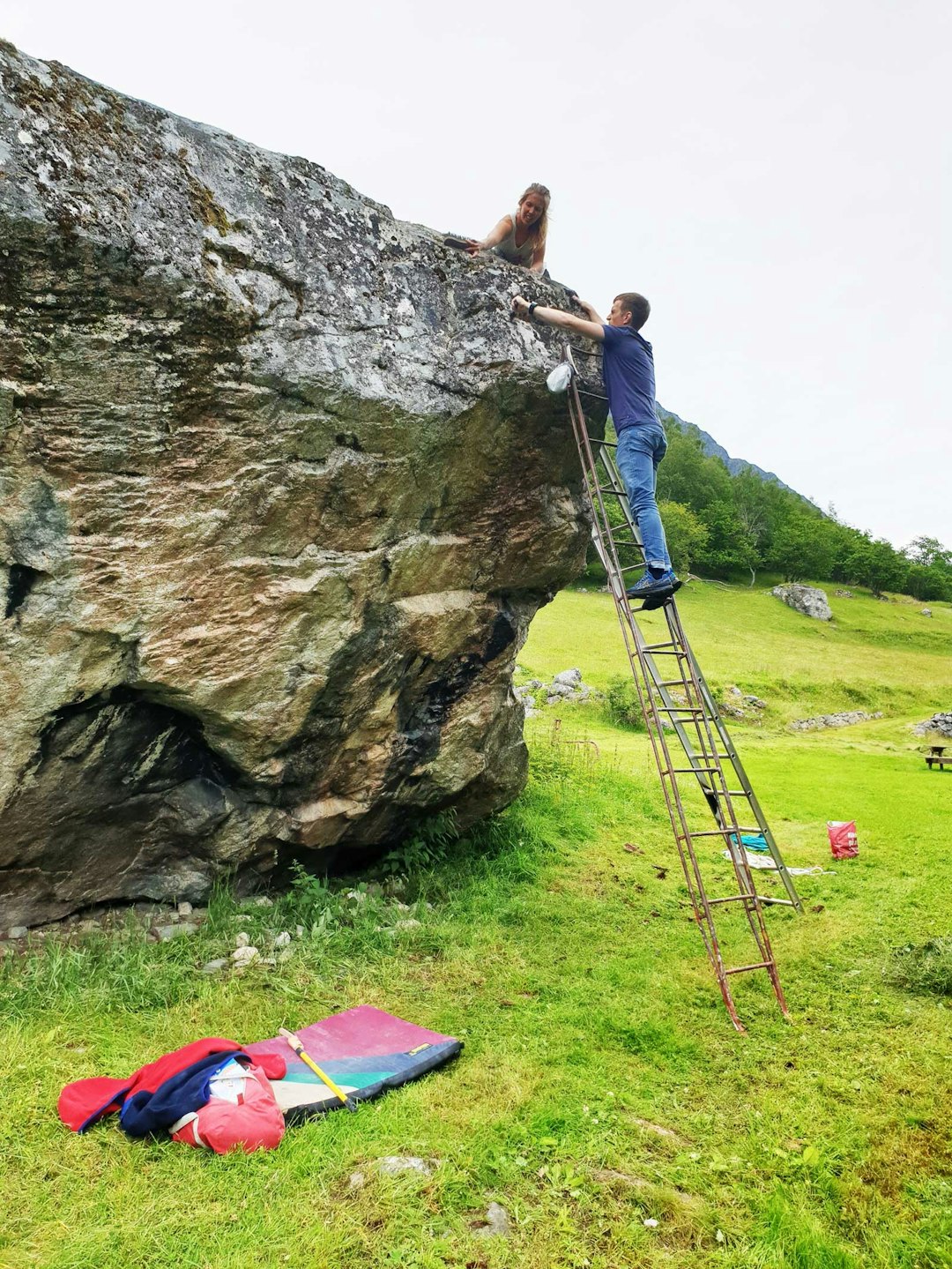 Pusser: Ragnhild og Christofer pusser frem Hyttegym (6C) på Anne-steinen. Foto: Tommy Haugen Søjdis