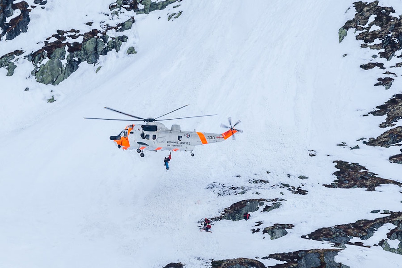 REDDES: Her blir klatrerne heist opp til Sea King-helikopteret etter fallulykken i går. Foto: Steinar Bleken