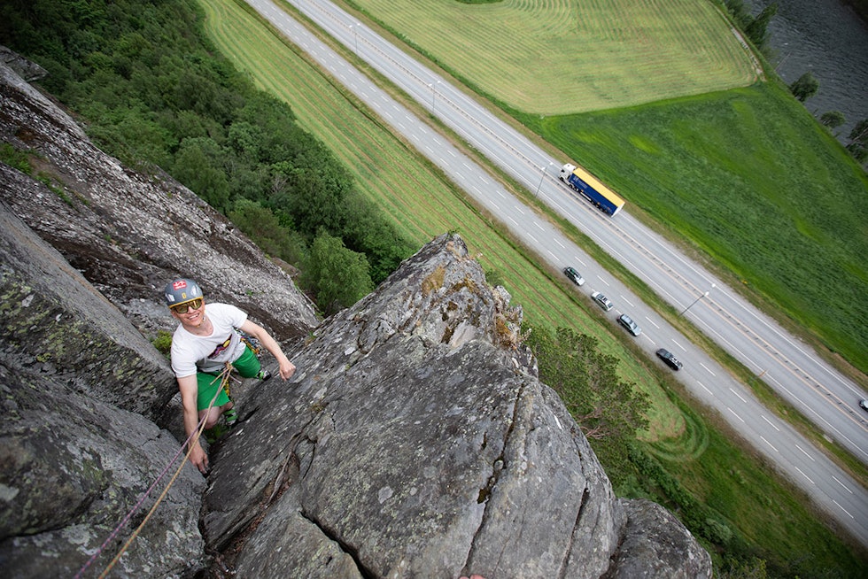 TRYGG: Joakim turte ikke lede denne taulengden (haha), så han måtte gå som nummer to bak en slags nybegynner. Foto: Tore Meirik joakim Eide Størenhammeren klatring
