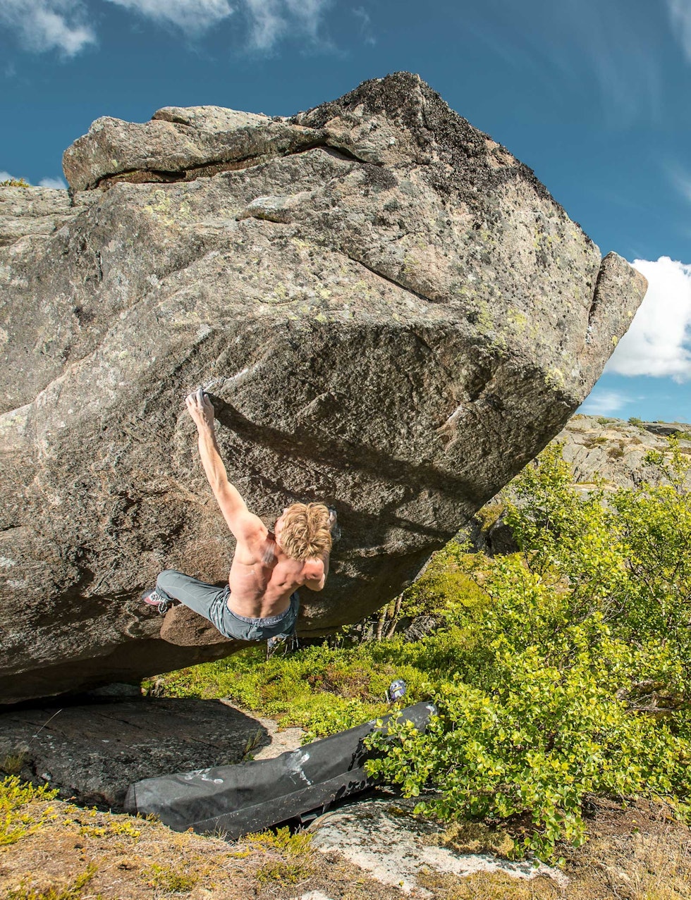 Dyno: Mikkel Morstad på Flour Power (7A+) i FInnvika. Dyno: Mikkel Morstad på Flour Power (7A+) i FInnvika.
