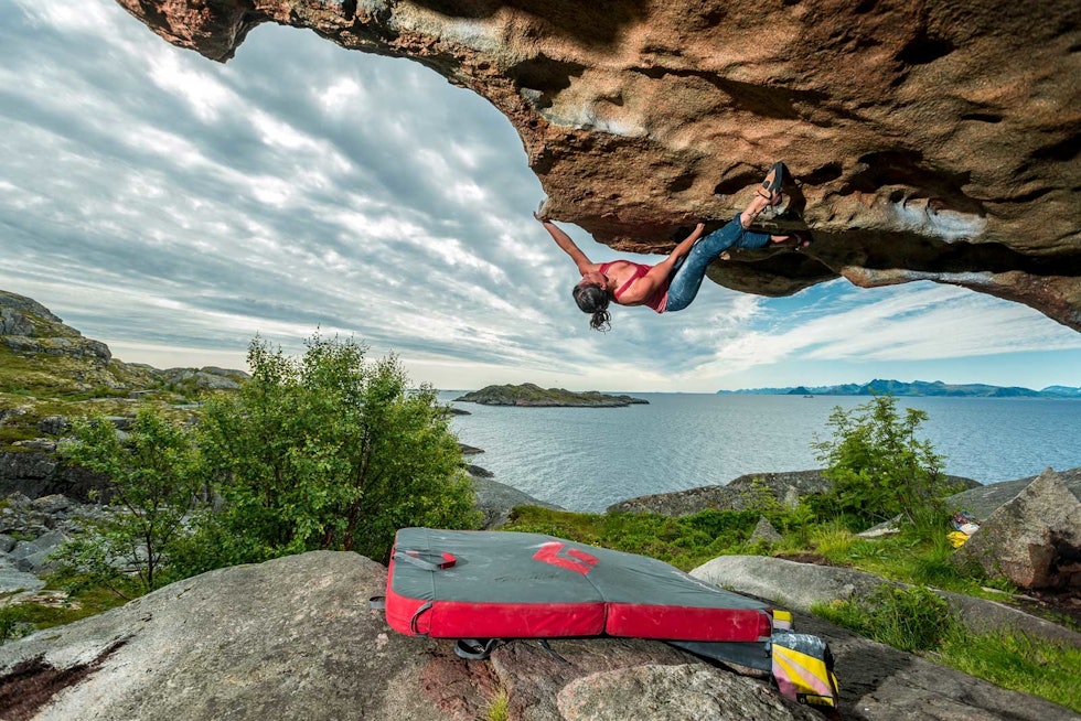 Hueco: Katarina Persson går den fantastiske Presten Roof, short version (7A+) ved Presten Boulders. Hueco: Katarina Persson går den fantastiske Presten Roof, short version (7A+) ved Presten Boulders.