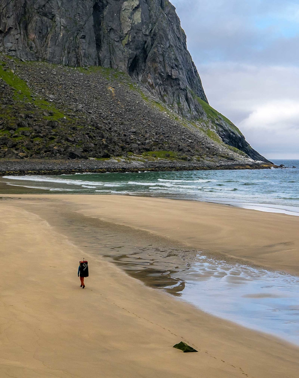 Strandliv? Carl Granlund på stranden ved Kvalvika. Strandliv? Carl Granlund på stranden ved Kvalvika.