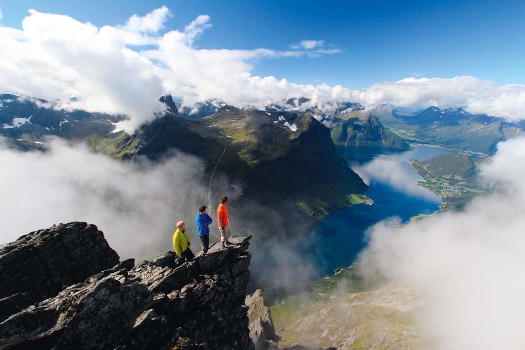 Høydepunkt: Fra Slogen ser man havet, romsdalsfjella og langt mot øst. Foto: Oddbjørn Flø Climbers-book-4
