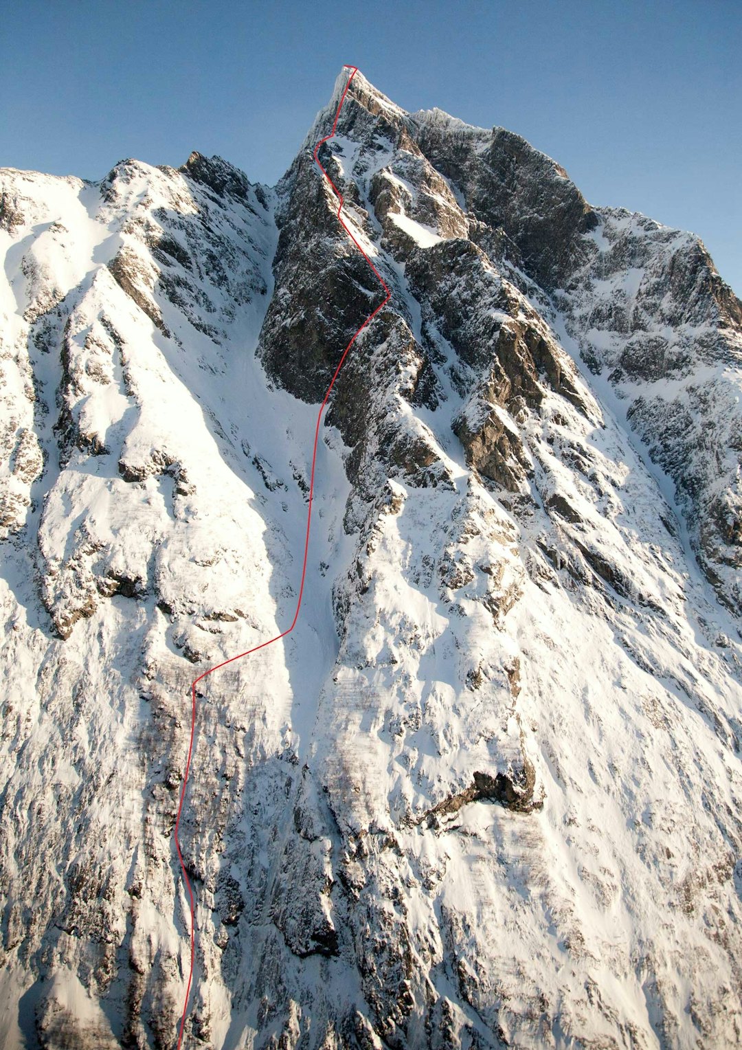 Testpiece: Slogen frå fjorden i vinterdrakt. Armstrong-Vigdal-gjølet midt i bildet. Foto: Eirik Vaage Climbers-book-5